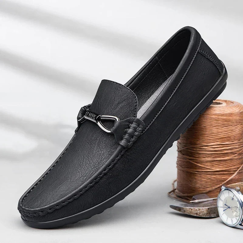 Loafers herr, klassiska — bekväma vardagsskor i läderimitation