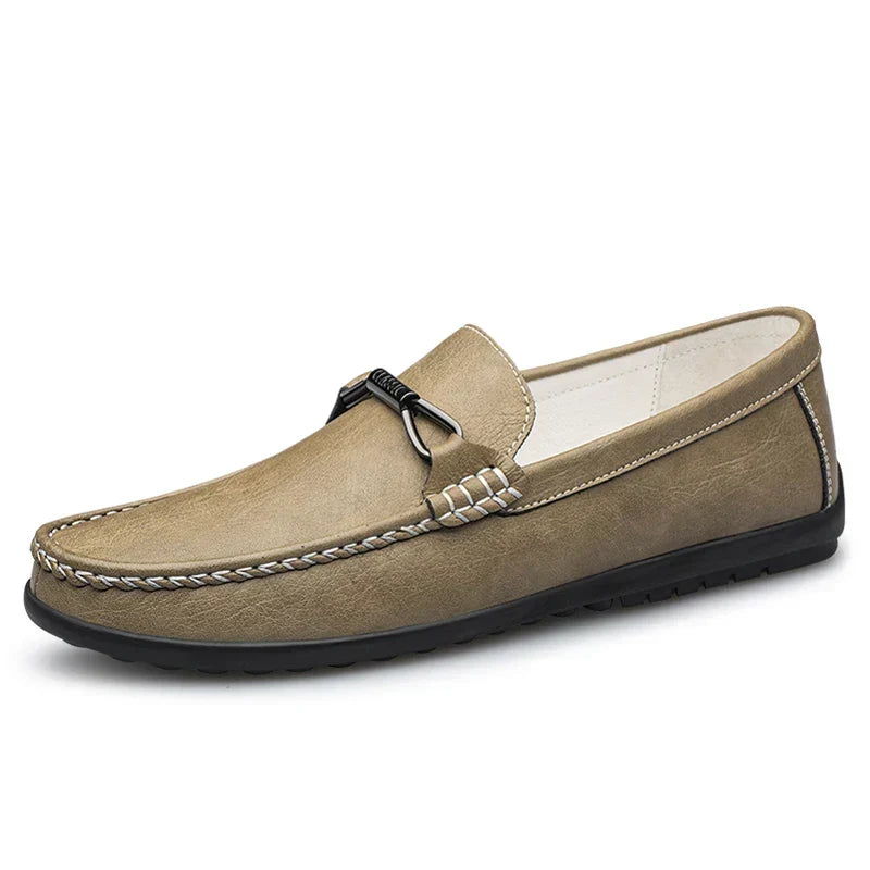 Loafers herr, klassiska — bekväma vardagsskor i läderimitation
