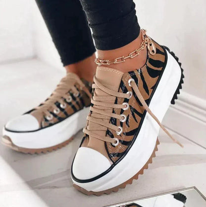 Sneakers dam — bekväma med dämpad sula och flexibel passform