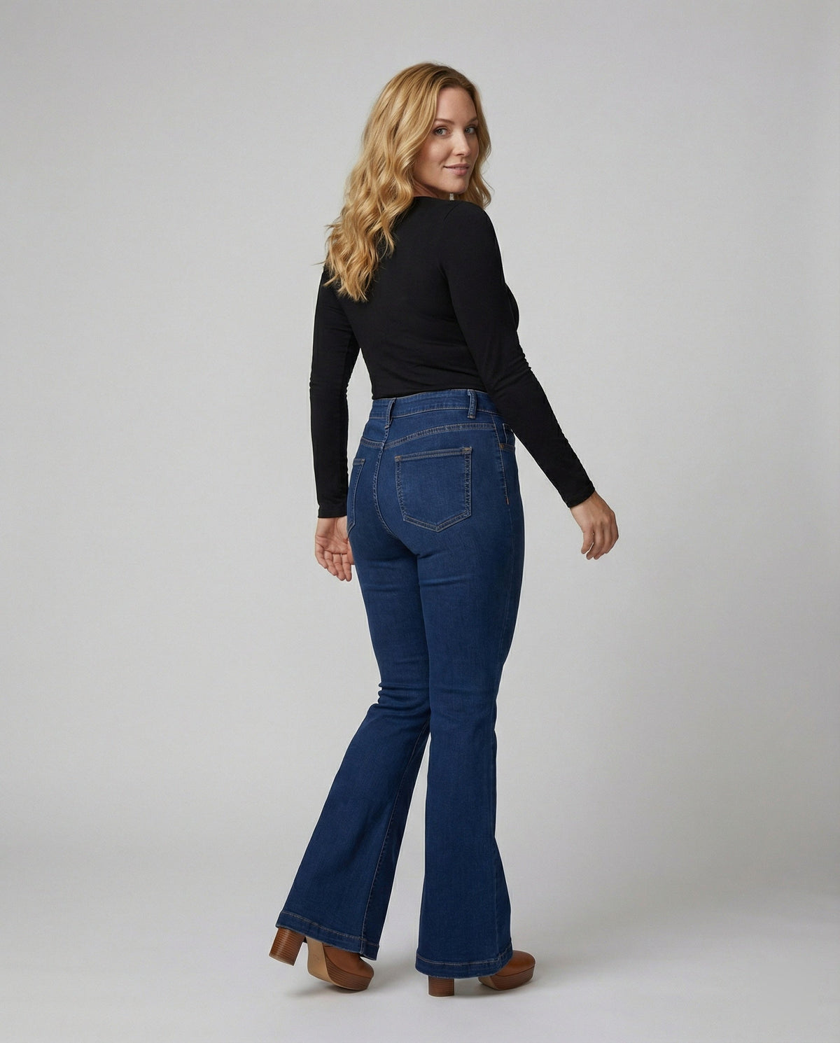 Högmidjade utsvängda jeans dam — flarejeans med hög midja
