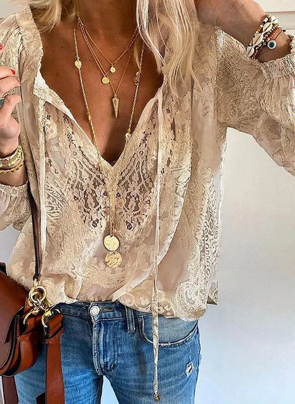 Blus dam, boho — v-ringning och spetsdetaljer i linne