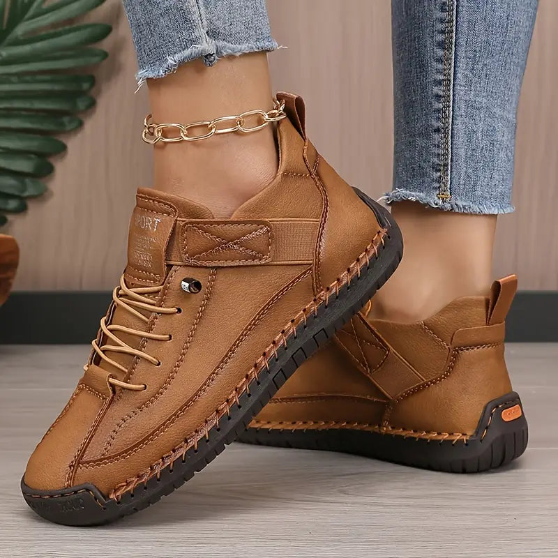 Sneakers dam, textil — texturerad ovandel med snörning och dämpad såla