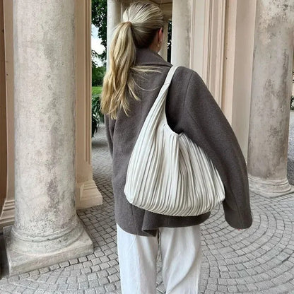 Elegant kappa dam med slagkrage — tidlös ytterrock i ullmix