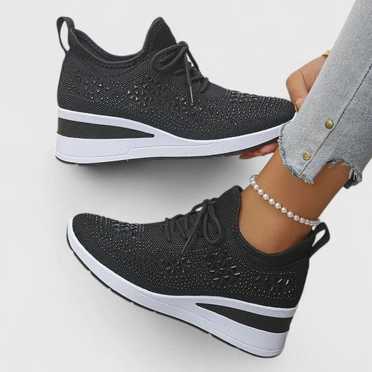 Sneakers dam — komfortmodell med kilklack, snörning och strass