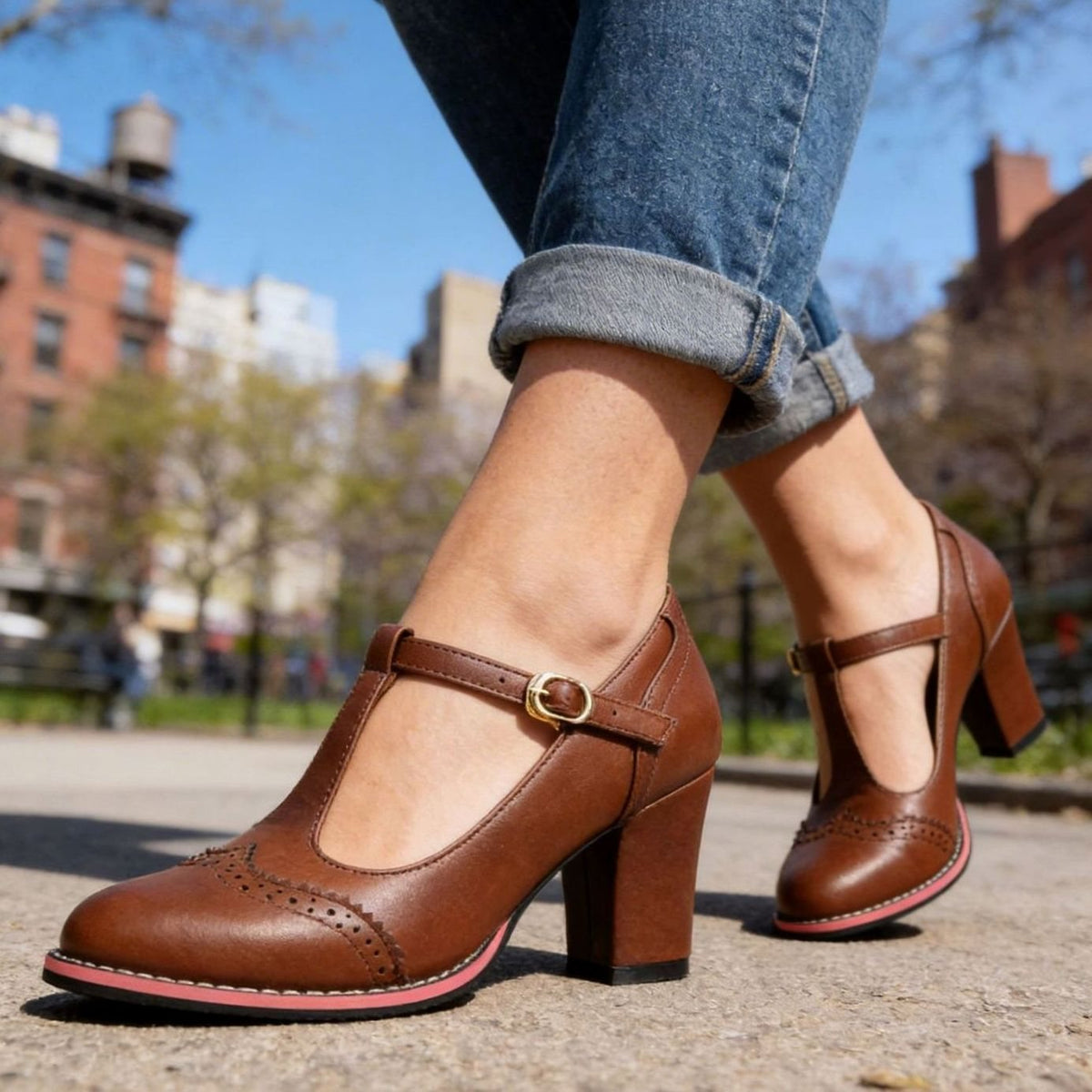 Pumps dam — retro brogue med t-rem och blockklack