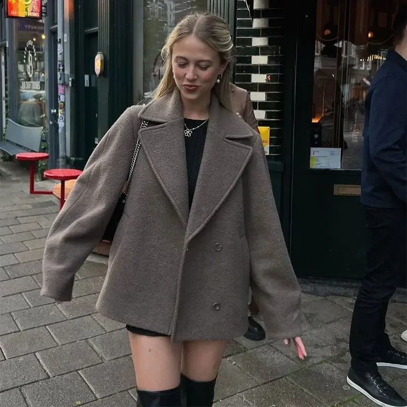 Elegant kappa dam med slagkrage — tidlös ytterrock i ullmix