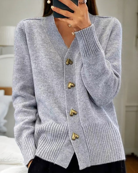 Stickad kofta dam med hjärtknappar — elegant cardigan i akryl