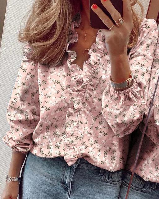 Blus dam med volang — v-ringad långärmad blus i viskos med blommönster