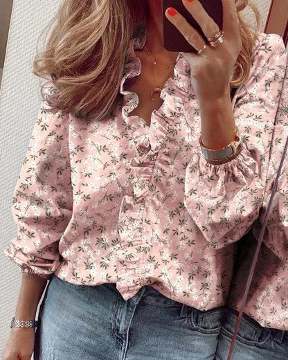 Blus dam med volang — v-ringad långärmad blus i viskos med blommönster